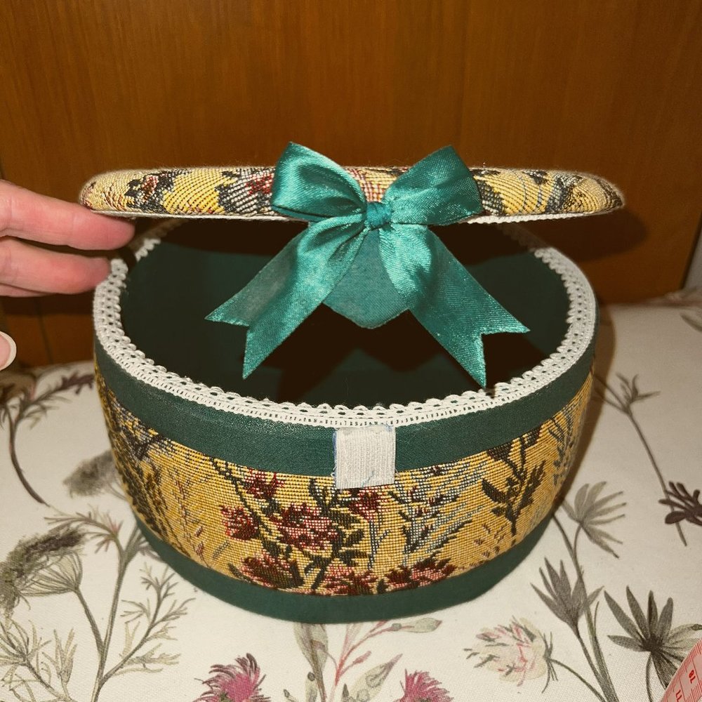 Vintage Round Sewing/Trinket/Jewelry/Keepsake Box Tapestry Design